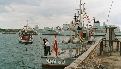 MHV- 80 FÆNØ - øvelse med at sætte gummibåd i vandet.