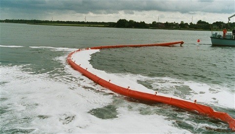 Øvelse med at slæbe flydespærring i Vordingborg havn.