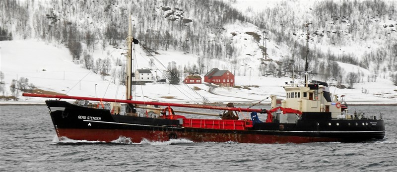 Man føler sig ikke så gammel, når det skib man havde sin første hyre på stadig sejler, og ser flot ud, var med på hendes første arbejdsdag.
’Gerd Stensen’, der blev bygget som ’Kalø’ i 1967 i Husum (Tyskland) til Aarhus Sten- & Gruskompagni. I 1973 blev det overført til Københavnermoderselskabet Carl Nielsen Sand-, Grus- og Singelsforretning, som solgte hende til Lofoten i Norge i 1976. Hun ser ikke ud til at have gennemgået nogle større ombygninger. To rederier og to navne i løbet af foreløbigt 52 år og still going strong – det er ikke dårligt. Klik på billedet og se hvor det føre dig hen.